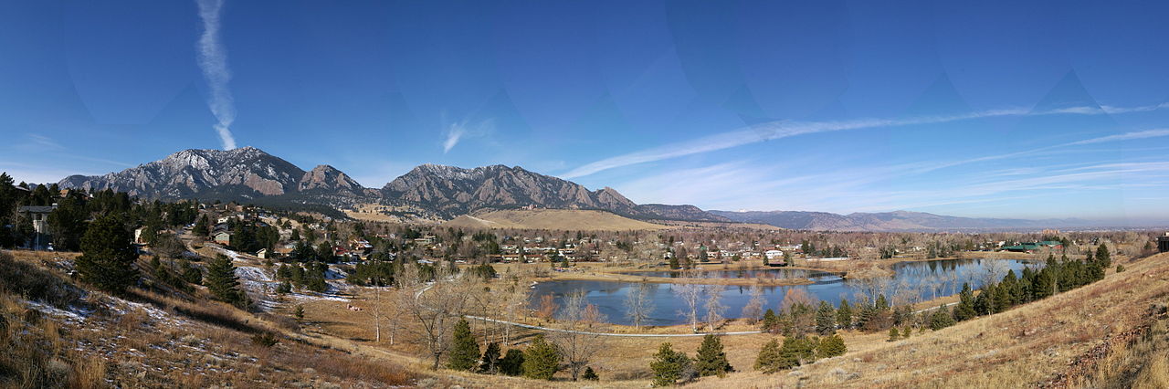 1280px-Boulder_Pano_from_Fairview_HS.jpg