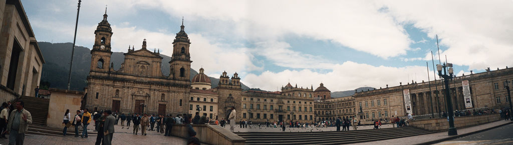 Plaza_de_Bolivar_Bogota_Colombia.jpg