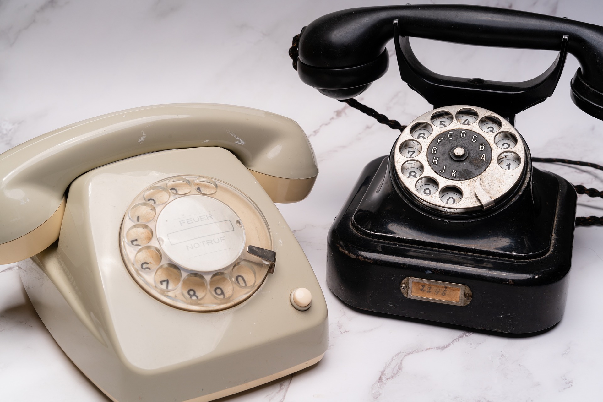 vintage-telephones-7418802_1920